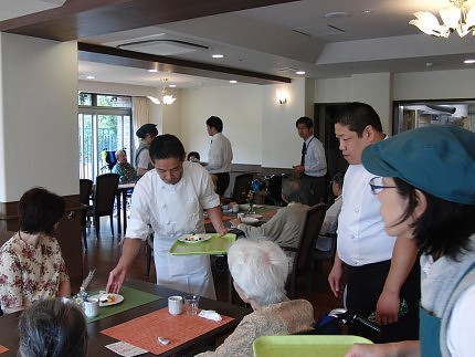 老人ホームにて慰労食事会を開催