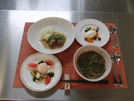 老人ホームにて慰労食事会を開催